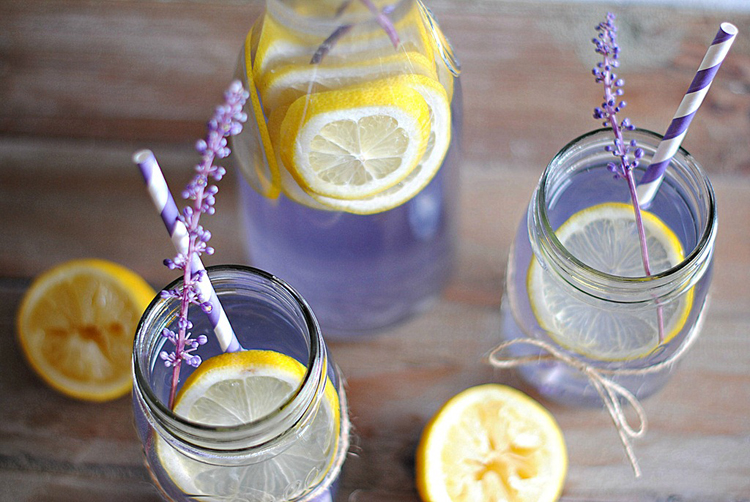 Zelf lavendel limonade maken (gezonde versie) - One Hand in my Pocket