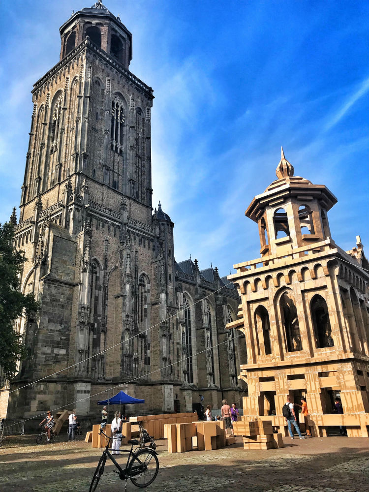 Deventer op Stelten kartonnen kerk