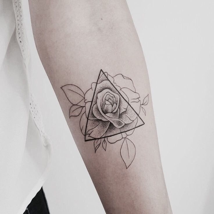 Beste De allermooiste driehoek tattoos (en hun betekenis) - One Hand in SD-57