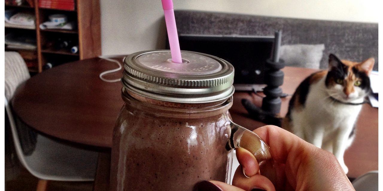Super breakfast smoothie: oat meal, chocolate (raw) and banana