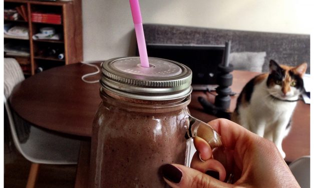 Super breakfast smoothie: oat meal, chocolate (raw) and banana