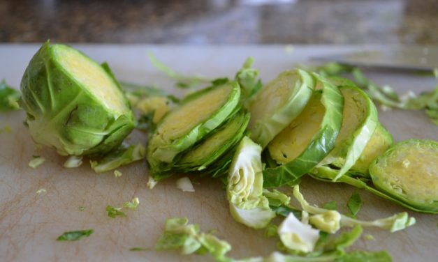 Detox salade met spinazie, spruitjes en citroendressing