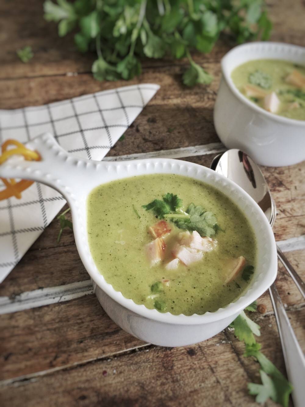 recipe: zucchini soup with coriander and smoked chicken - One Hand in my Pocket