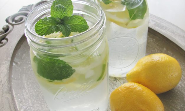 Detox water met citroen en munt