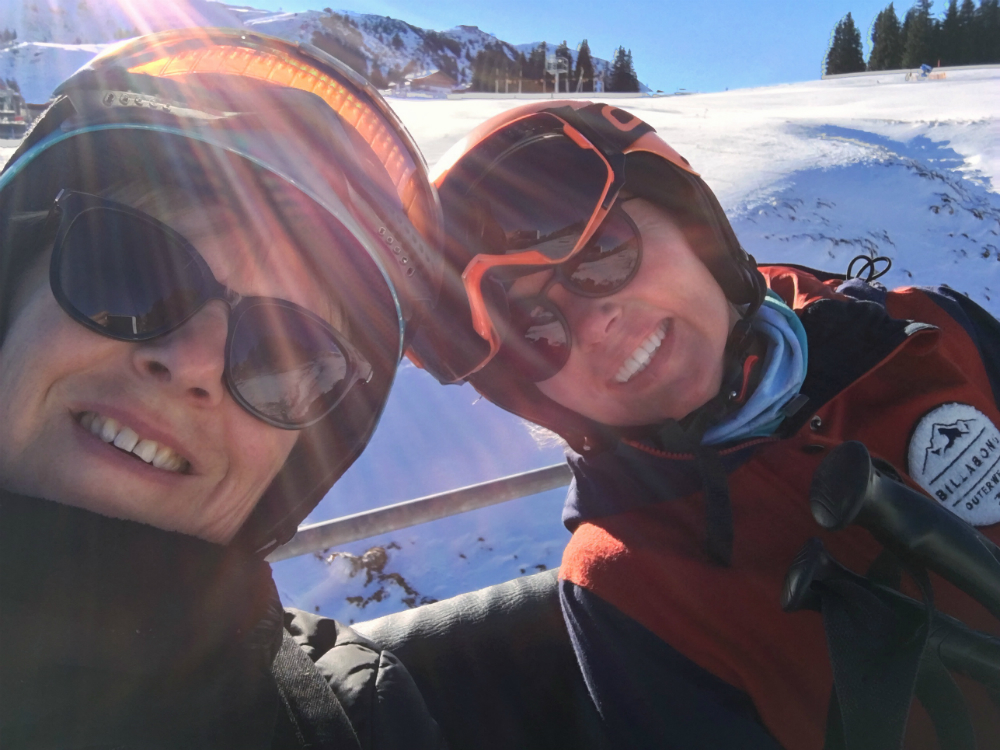 Bonnie en Ilja in skilift Kirchberg Tirol