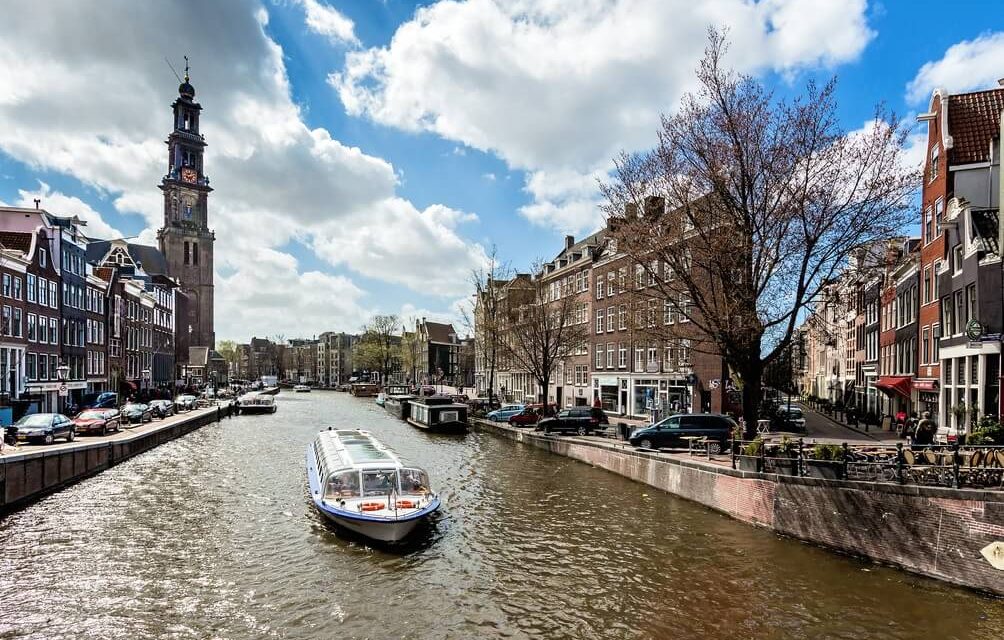 8 tips to travel by public transport in Amsterdam