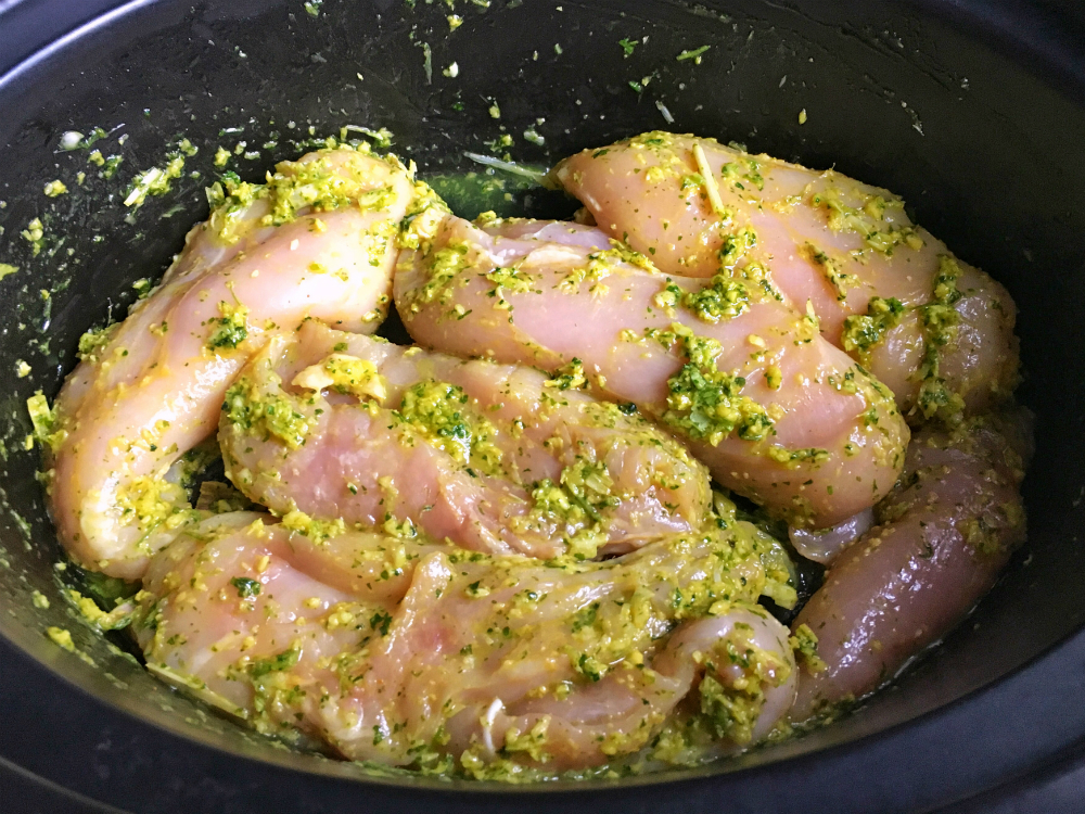 Kip met kruiden voor soto uit de slowcooker