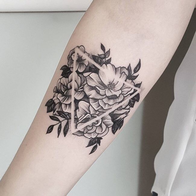 bloemen driehoek tattoo