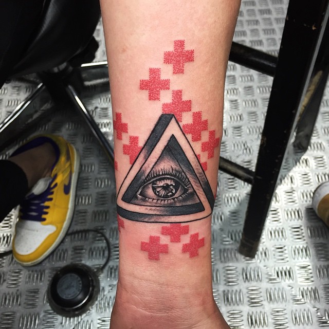 driehoek tattoo oog