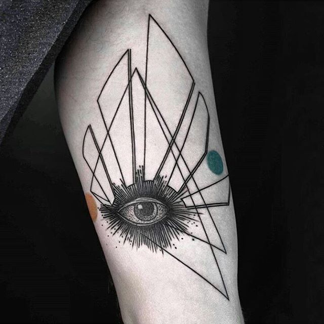 driehoek tattoo oog