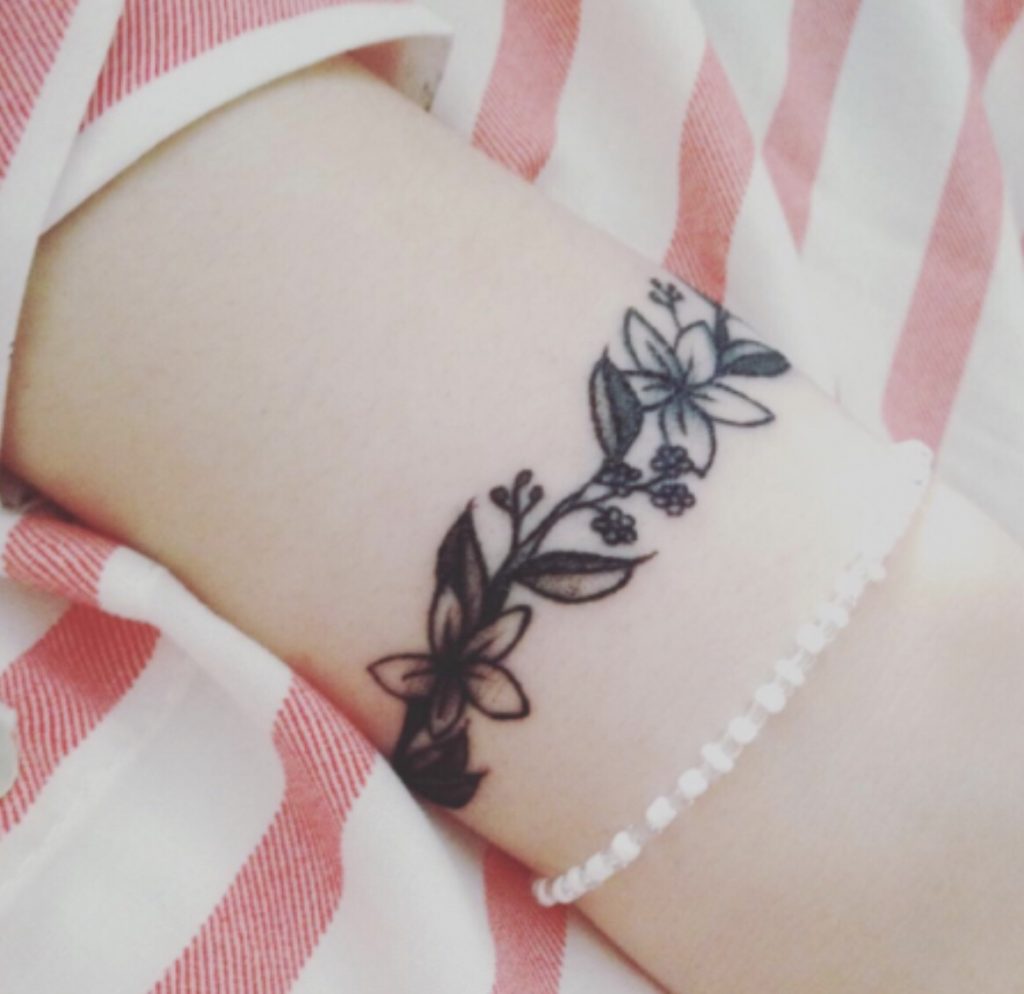 armband tattoo met bloemen
