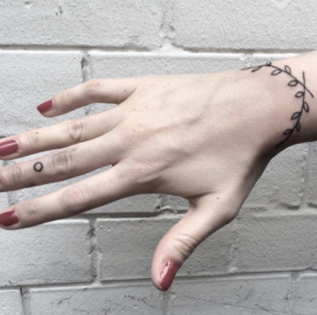 armband tattoo met bloemen