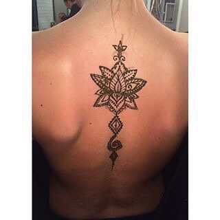 Unalome lotus tatoeage