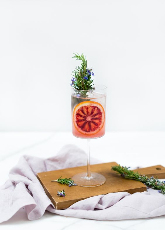 gin tonic recept met rozemarijn en bloedsinaasappel