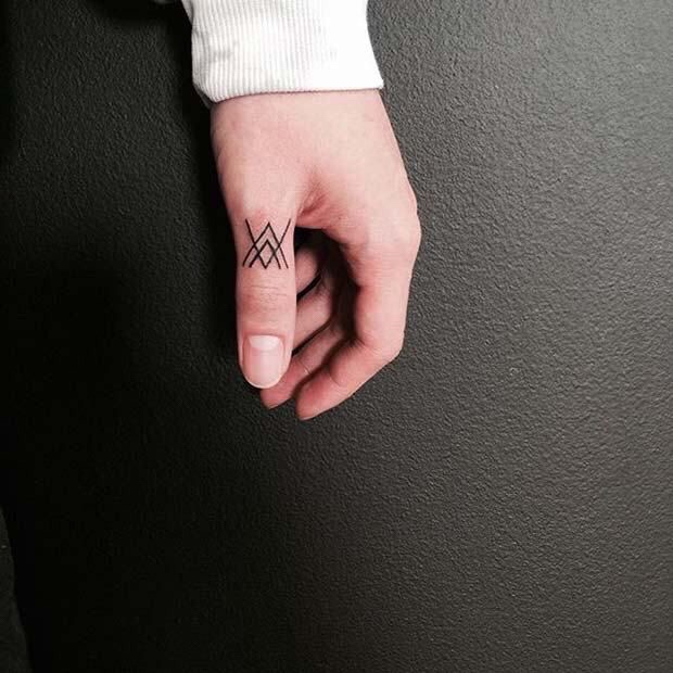 lijn tattoo duim