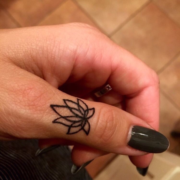 lotus tattoo duim