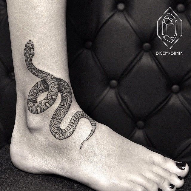 slangen tattoo enkel