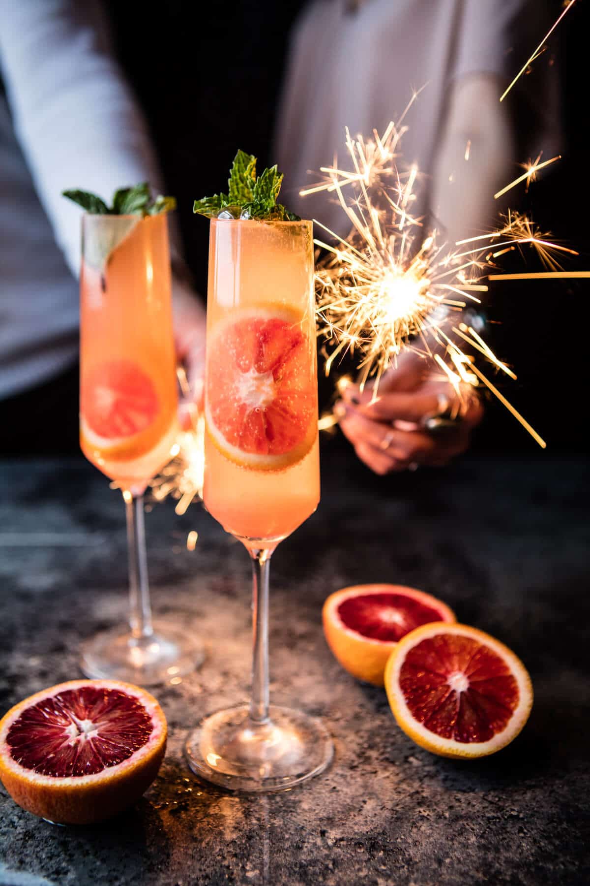 Champagne cocktails met bloedsinaasappel