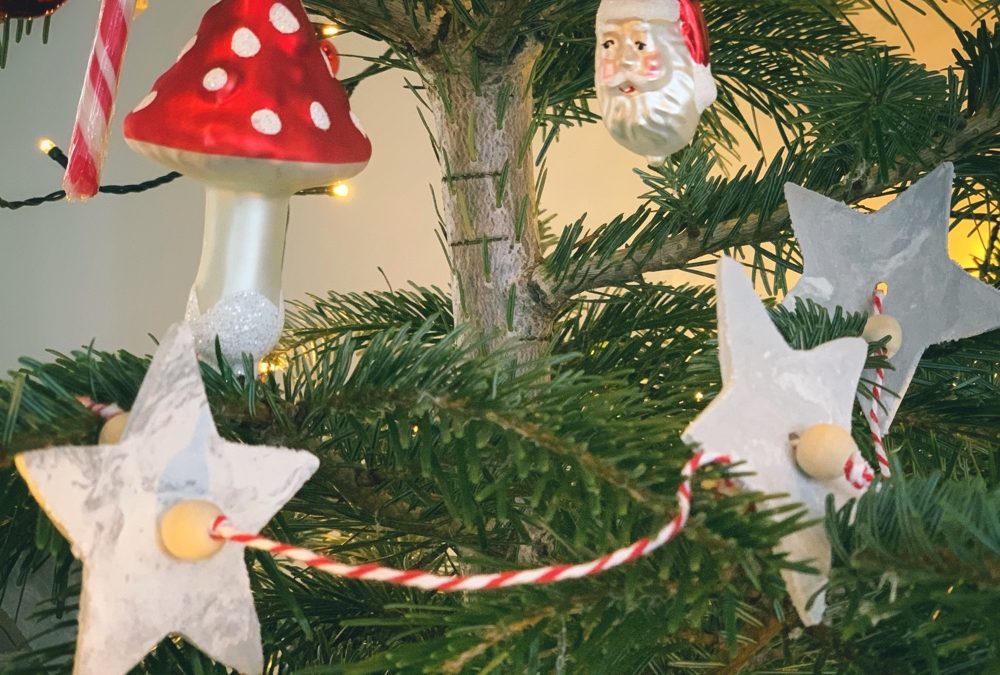 Zelf een kerstslinger maken met witte klei