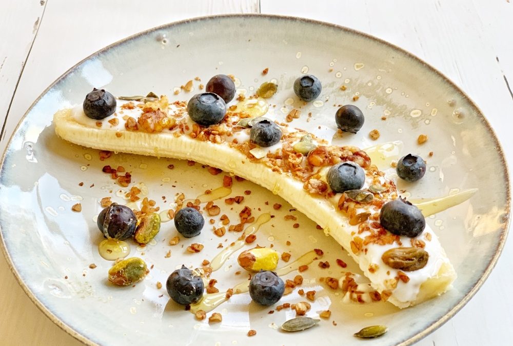 Gezond ontbijtrecept: banana split met fruit en granola