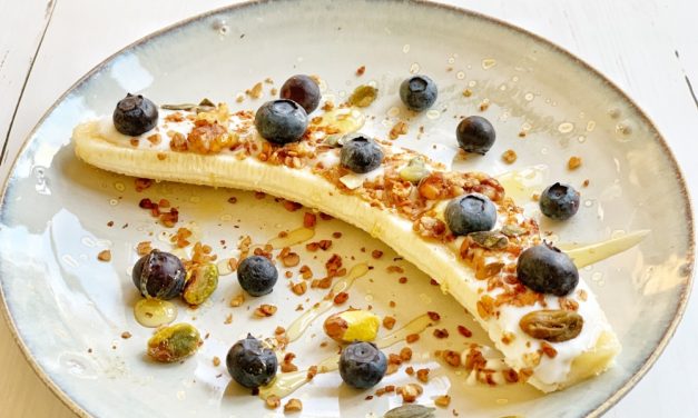Gezond ontbijtrecept: banana split met fruit en granola