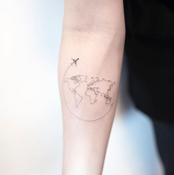 wereldkaart tattoo met vliegtuigje