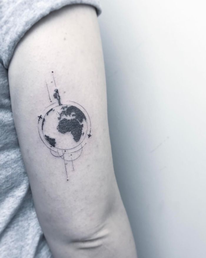 wereldkaart tattoo met poppetje