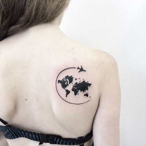wereldkaart tattoo met vliegtuigje