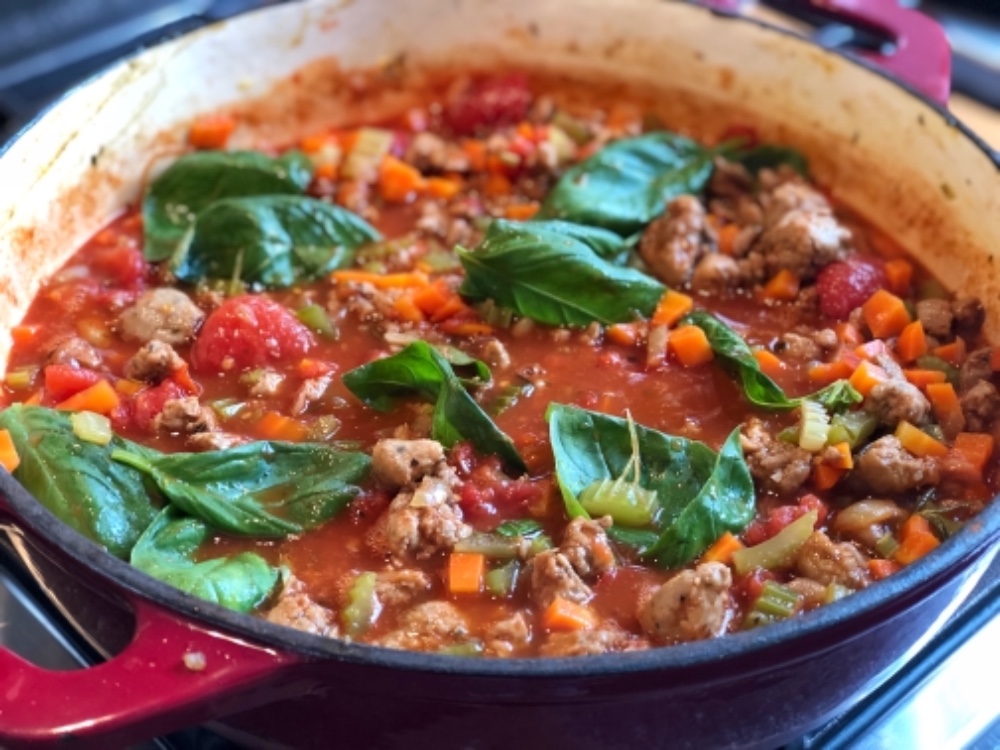 Toscaanse pasta met worst en tomaat koken
