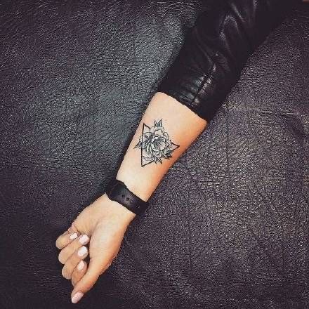 driehoek tattoos met bloemen