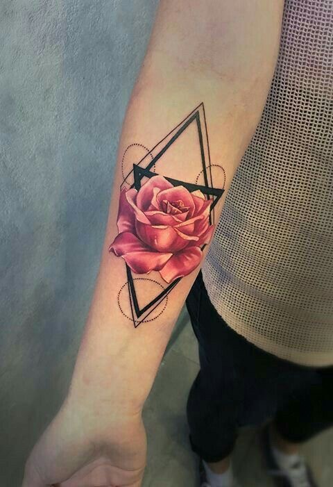 driehoek tattoo met roos