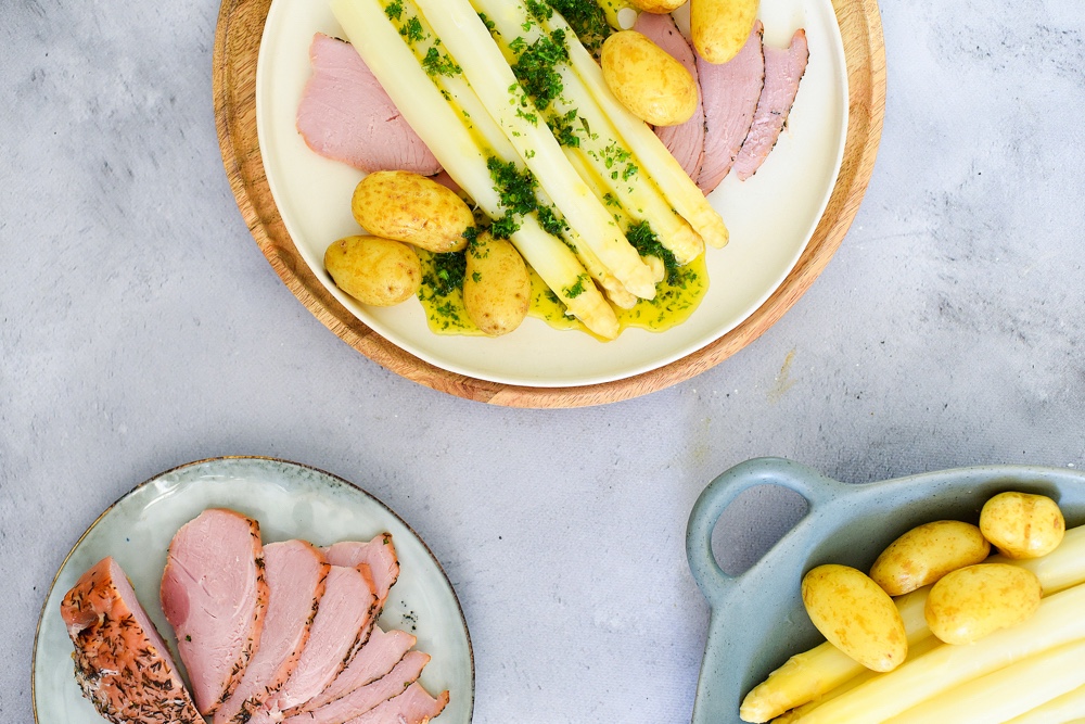 Recept | asperges met beenham, aardappeltjes en kruidenbotersaus