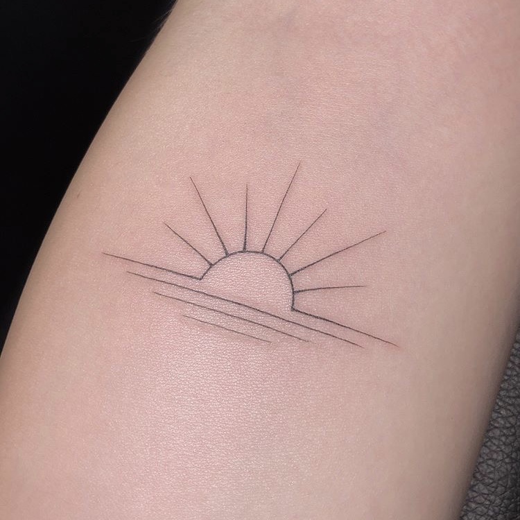 tatoeage met zonnestralen