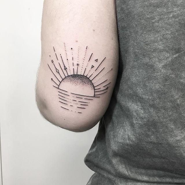tatoeage met zonnestralen