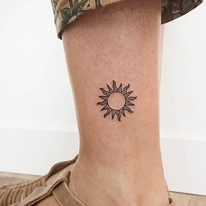 minimalistische zon tattoo