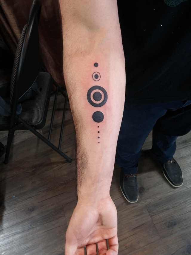 zwarte cirkel tatoeages