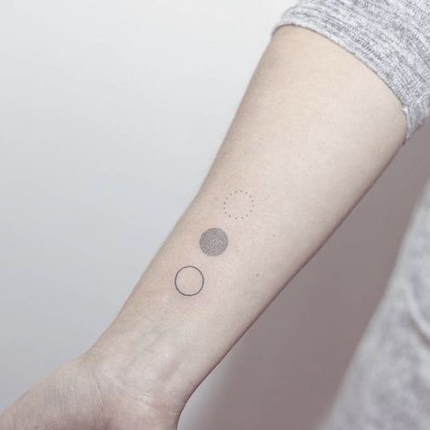zwarte cirkel tatoeage