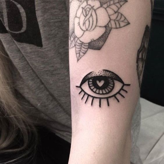 30 minimalistic eye tattoos