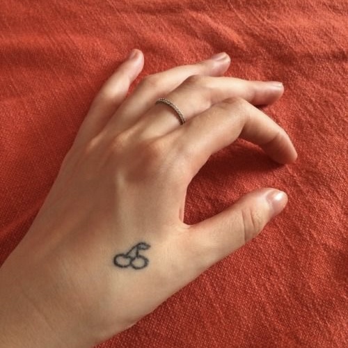 minimalistische kersen tatoeage