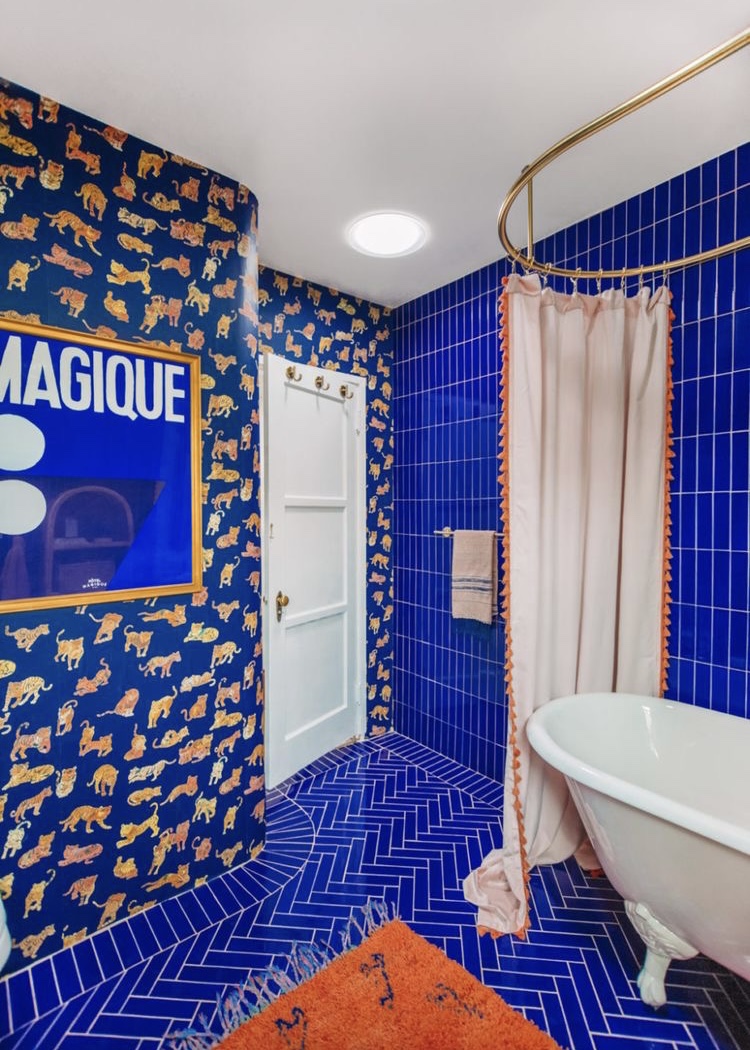koningsblauwe badkamer